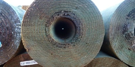 Dec_2014_-_Hole_in_a_pole.jpg